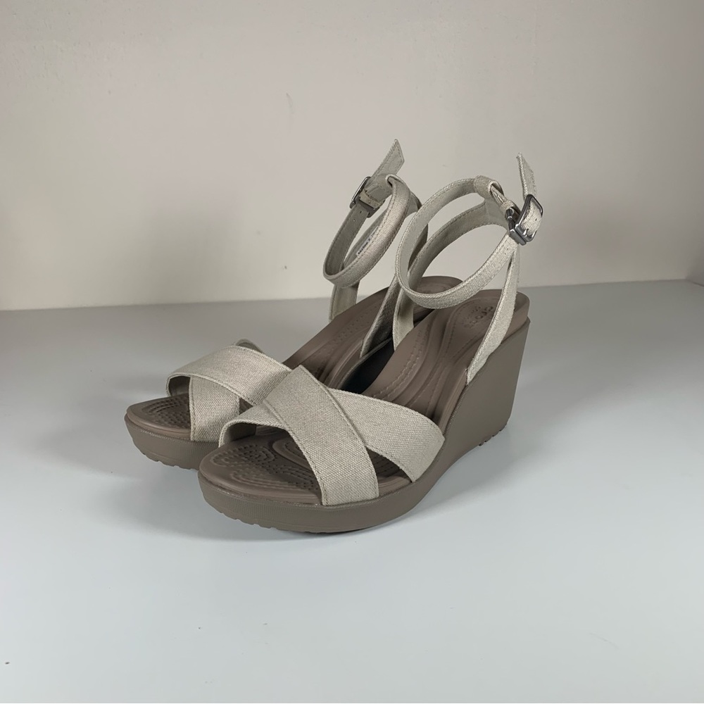 PFR Crocs Womens Leigh II Strap Ankle Brown Nude Wedge Sandals Sz 7 204950